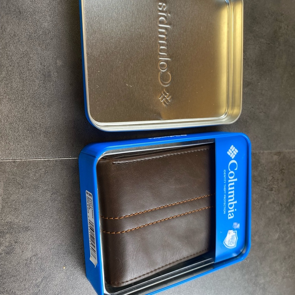 Columbia Men's Dark Brown Leather Bifold Wallet- new with box